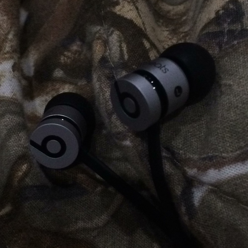 Space grey beats with the box and adjustable plugs